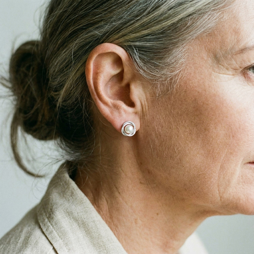 Jasné spirálové náušnice s elegantními perlami